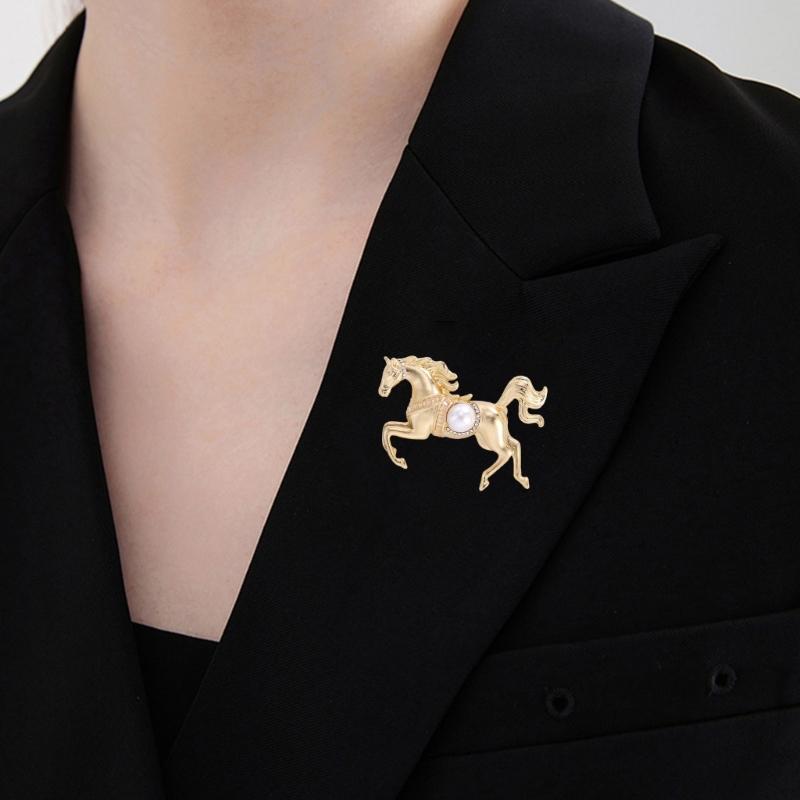 Elegant Horse Brooch Unique Lapel Pin Stylish Clothing Jewelry Animal Badge Suitable for Various Daily and Party Wear