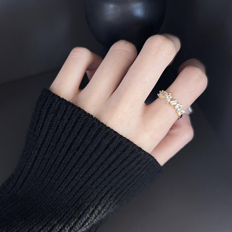 Fashionable Minimalist Geometric Design Adjustable Copper Ring For Women With Sparkling Diamonds