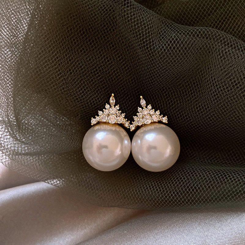 

Unique French Style Crown Pearl Stud Earrings for Women 2025 New Arrival Best Selling Fancy Stud Earrings Suitable for round Faces Earrings