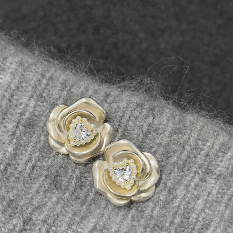 

Silver needle with diamonds, pearl dripping oil, flower stud earrings, retro sweet and gentle temperament earrings, light luxury and high-end earrings