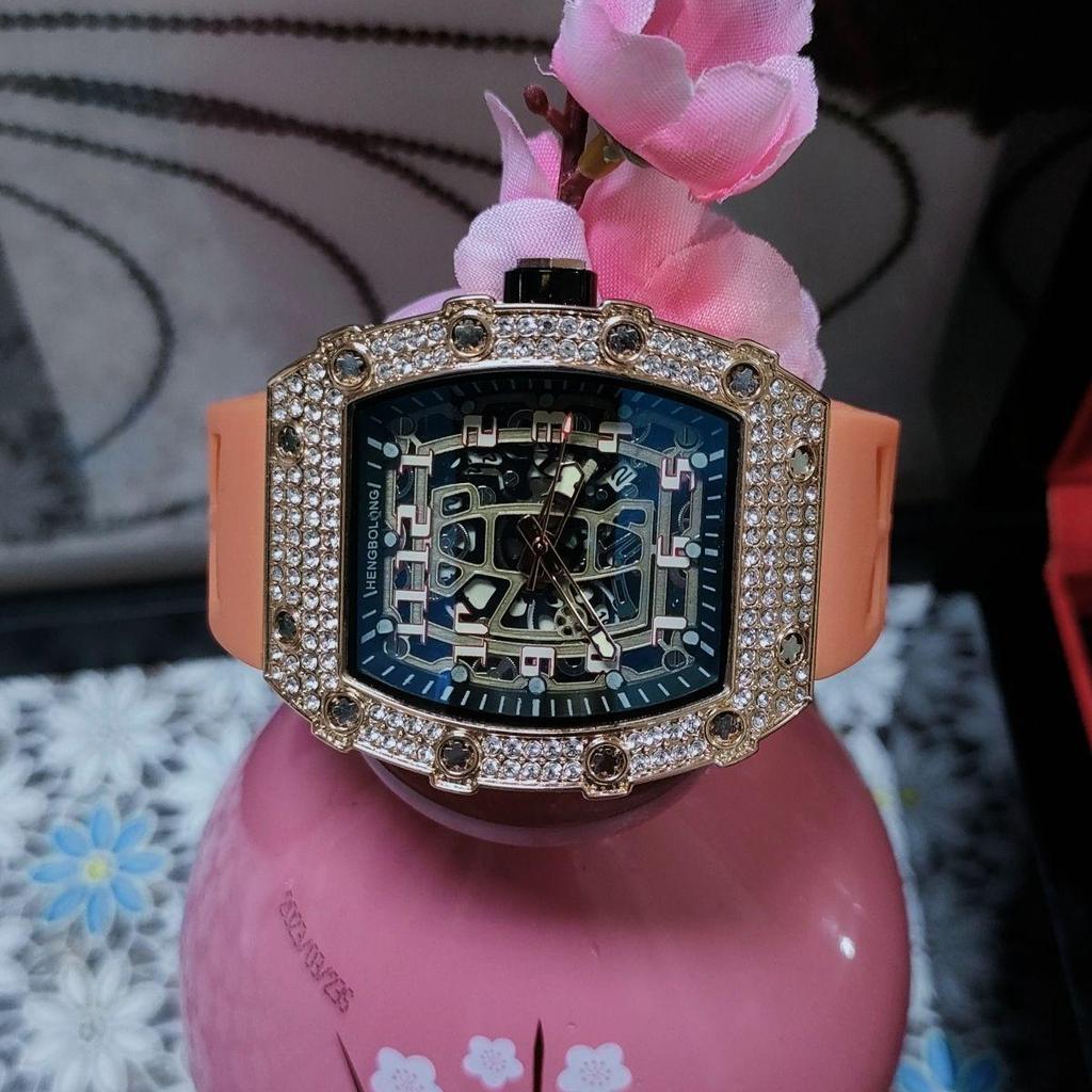 Reloj de Cuarzo para Hombre con Forma Tonneau de Silicona con Diseño de Moda de Diamantes Completos