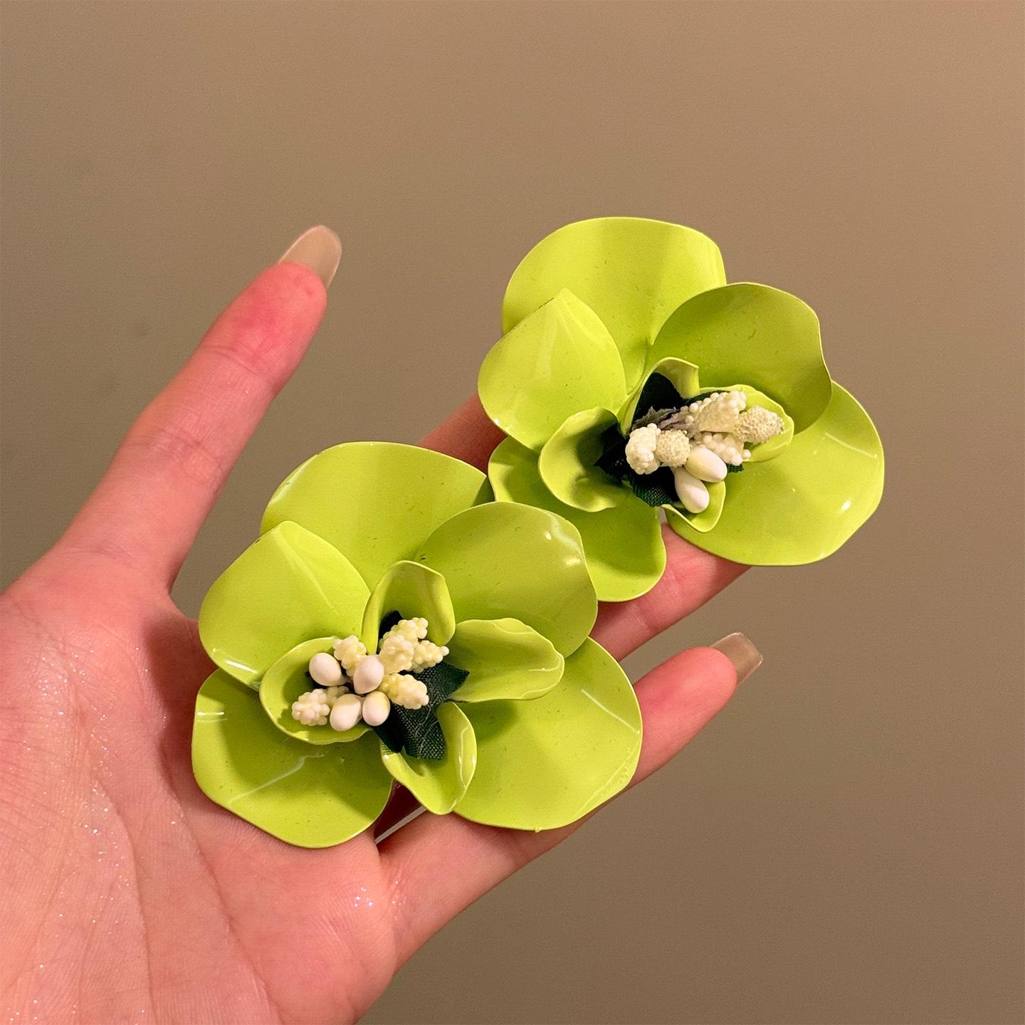 Exquisite Silver Needle Floral Stud Earrings: Luxurious, Versatile & Unique Design.