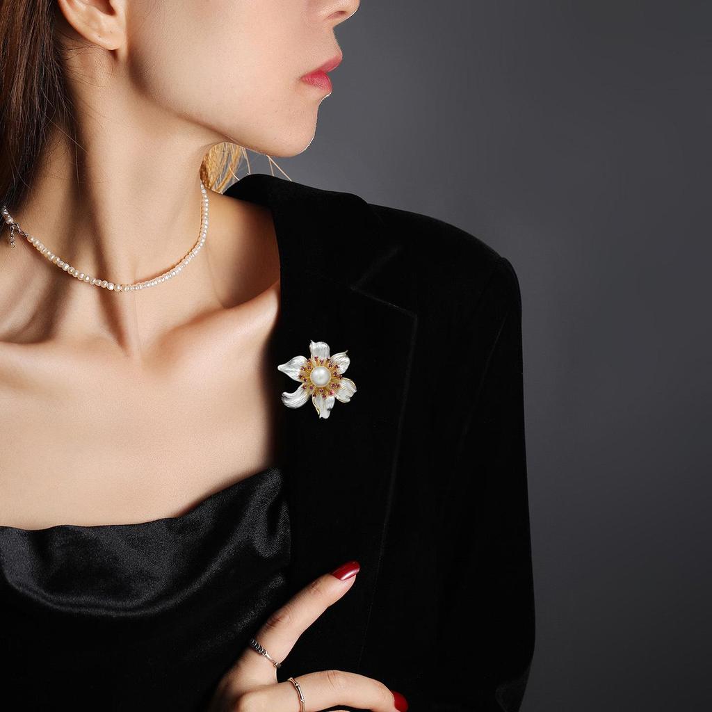 Bo Xin Yun Stylish Freshwater Pearl White Flower Brooch - Elegant Women's Luxurious Floral Pin Accessory