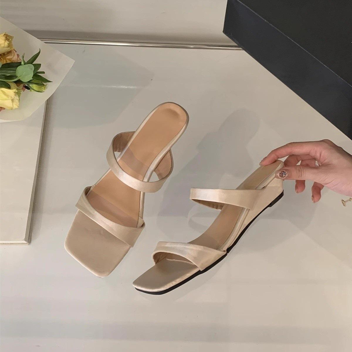 

Temperament satin square head open-toed sandals summer new one-word with wedge heels cool slippers women s wear 35 абрикосовый