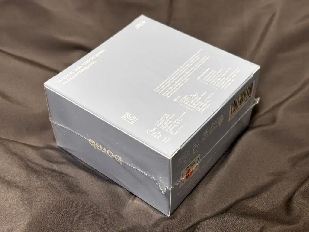 ILLIT Bomb In-ear Headphones, Unopened Used