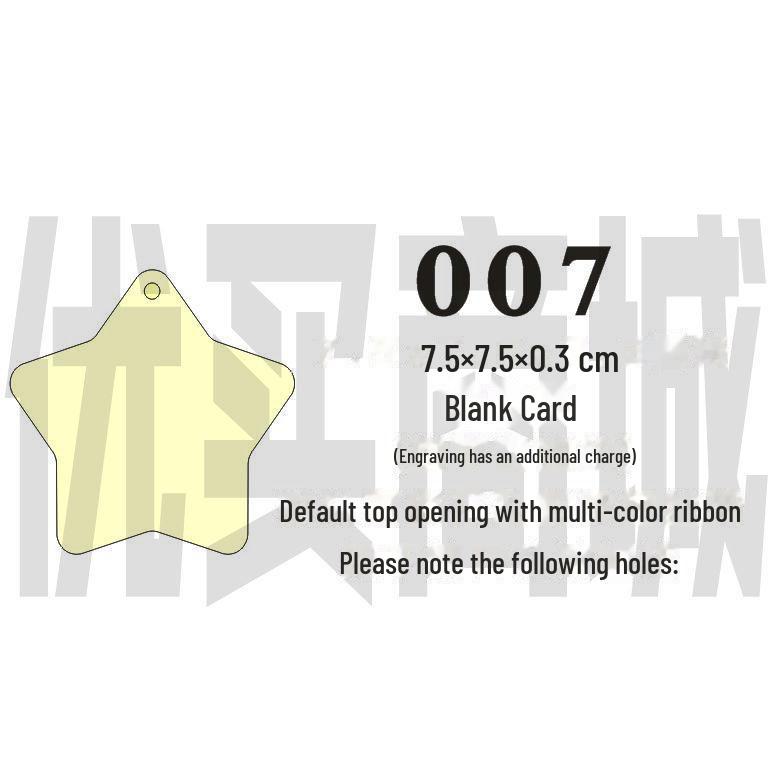 Gravovaná dřevěná karta s přáním s prázdnou visačkou a závěsnou cedulkou