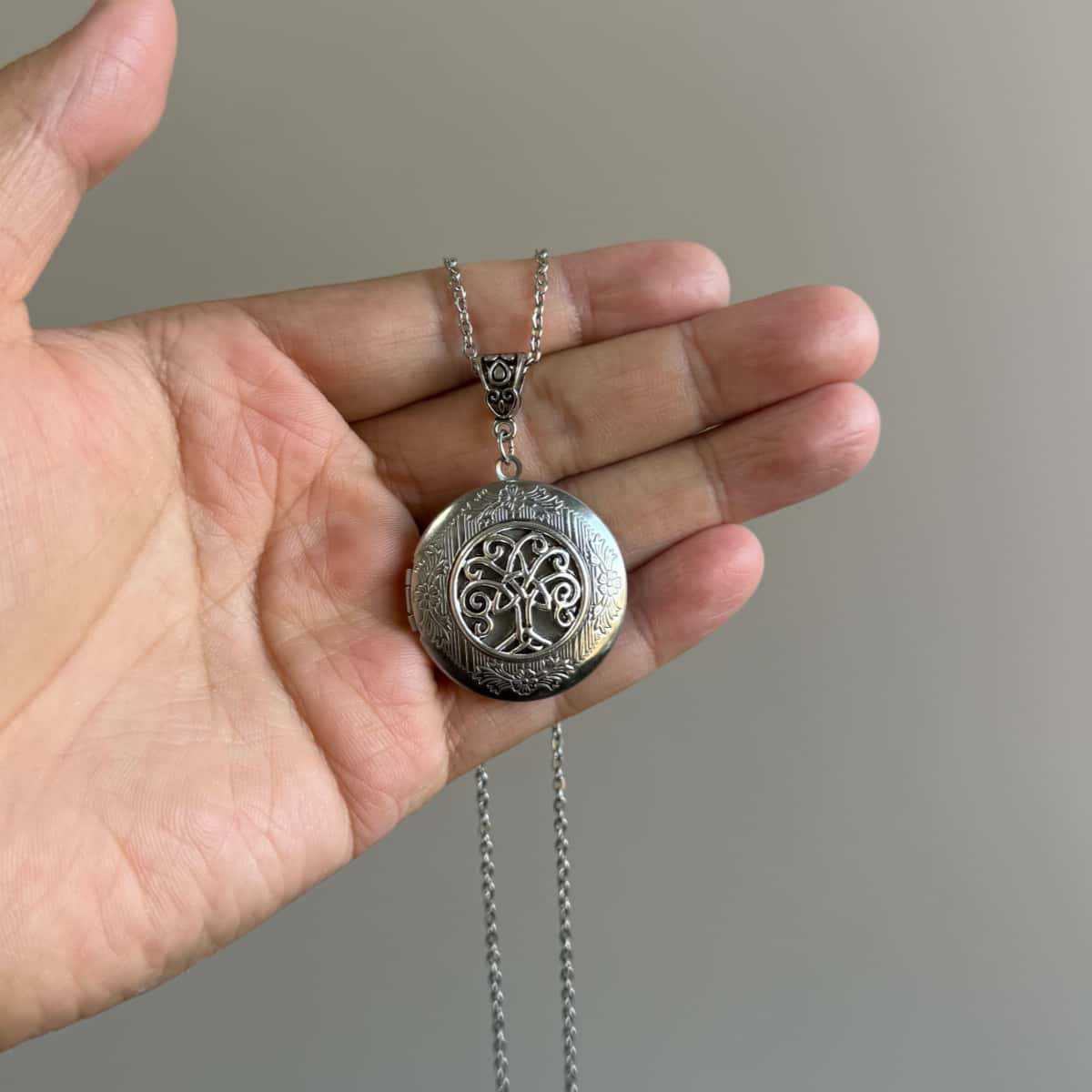 

Original Retro Celtic Triple Knot Tree of Life Filigree Engraving Photo Box Pendant Necklace for Men Women Creative Jewelry Gift