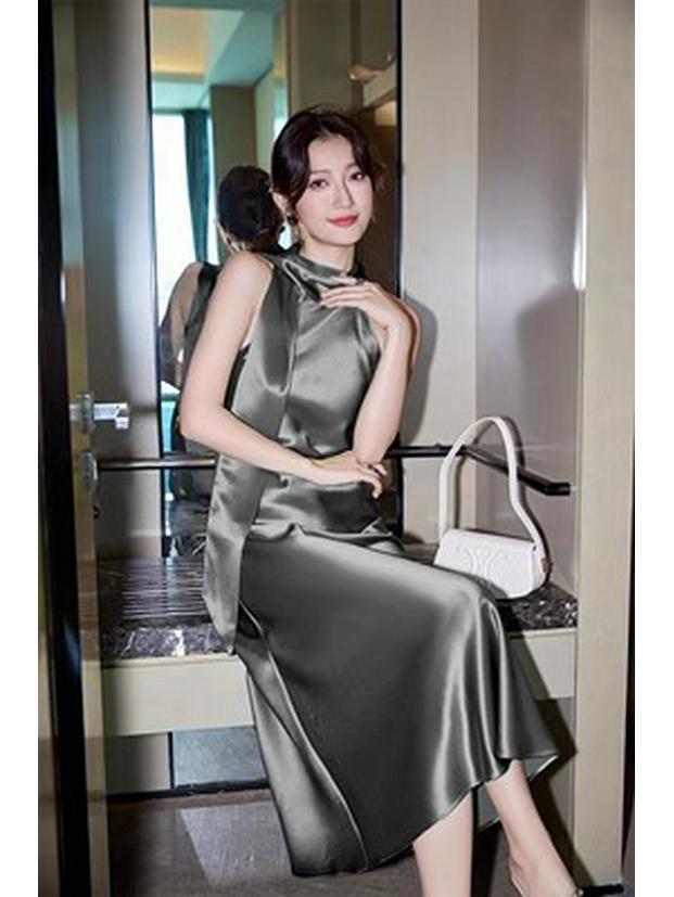 Elegantes französisches Acetatsilber-Neckholder-Abendkleid: High-End Society-Schmal geschnittenes Kleid