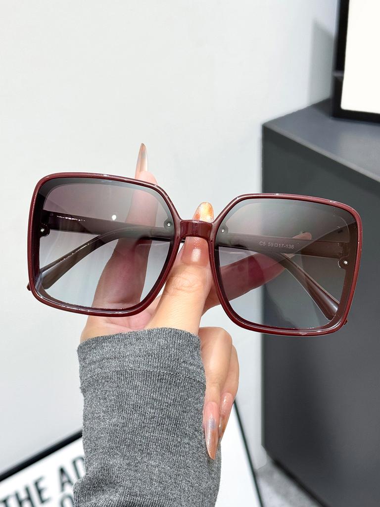 1Pc Sunglasses for Women, Trendy Uv Protection Retro Sunglasses, Square Sunglasses with Rivets, Gradient Color Sunglasses