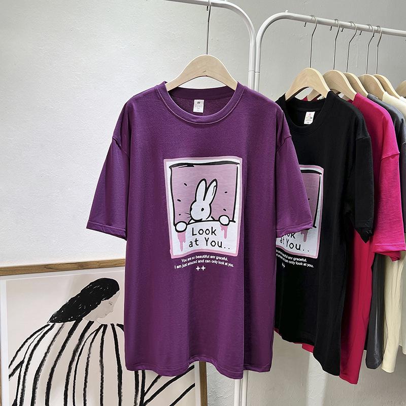 

Женская хлопковая футболка свободного кроя с мультяшным принтом кролика - Коллекция Лето 2023