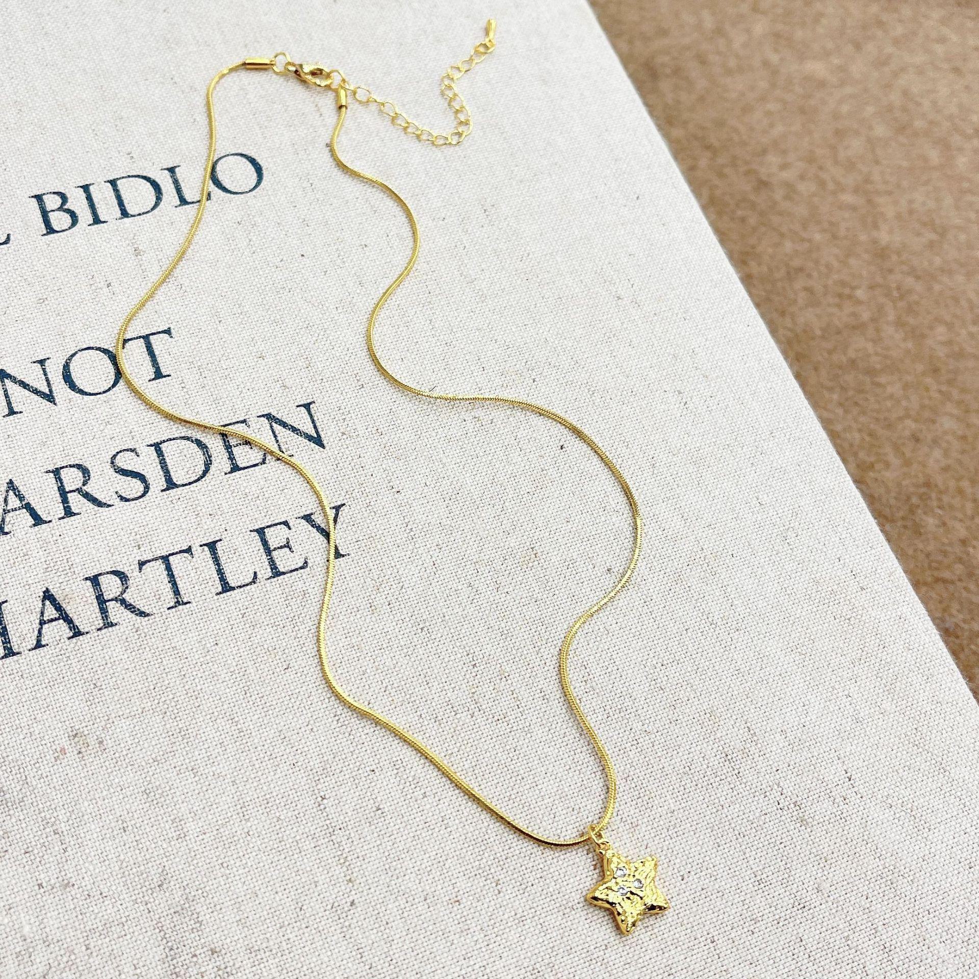 

Gold Necklace: Elegant Clavicle Chain 2024 - New Stylish Women s Accessory N1351