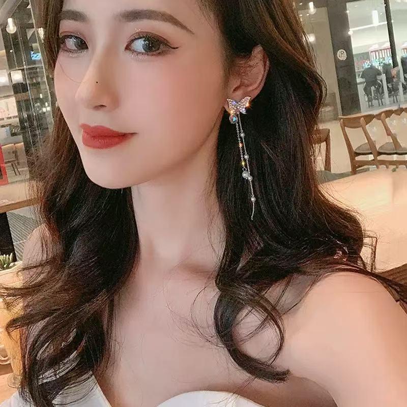 Cercei eleganți cu ciucuri și fluture mov - Stil lung de înaltă calitate pentru un aspect subțire