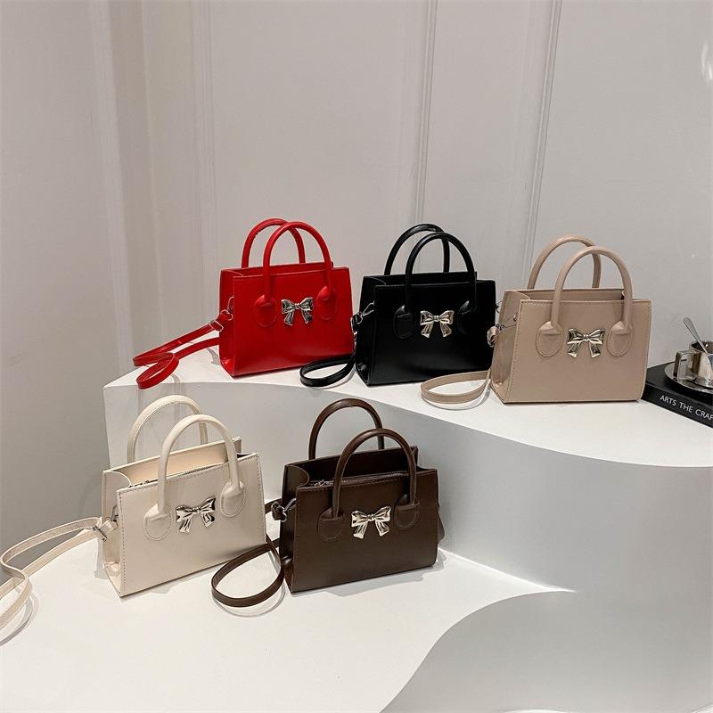 Sac pour femme portable design de niche nouvelle mode sac à bandoulière polyvalent simple sac messager de navette fourre-tout