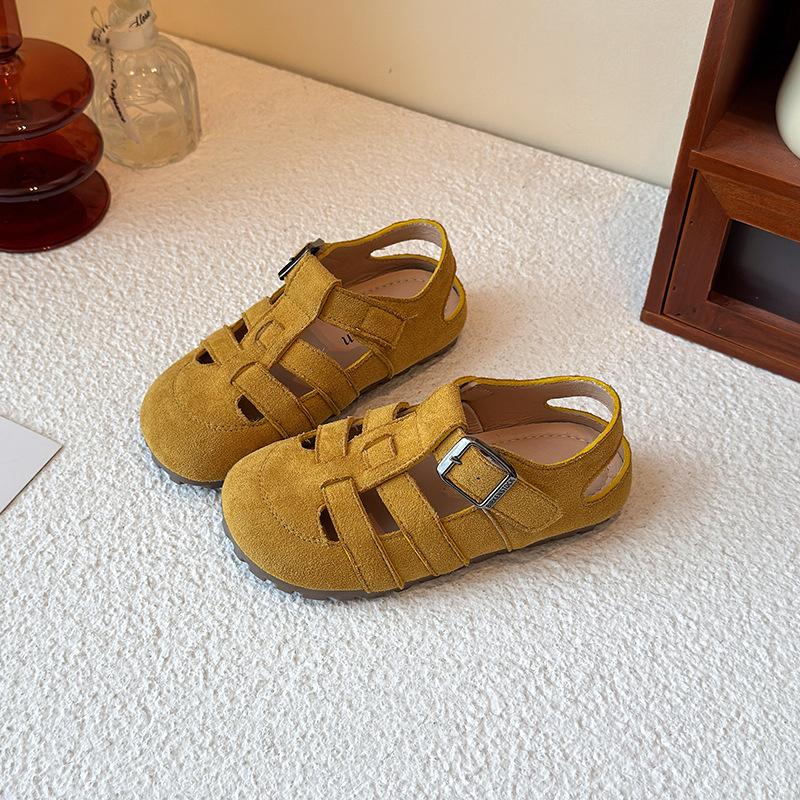 New summer styles of children's shoes: girls' open-toe sandals with soft soles, and boys' casual, versatile Birkenstock-style shoes