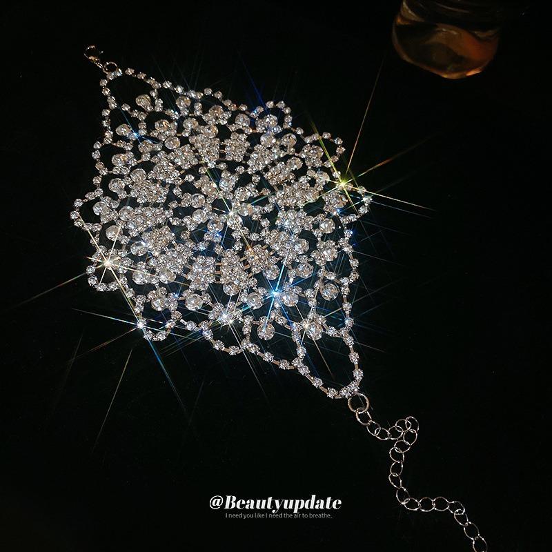 Super Flash Diamond-encrusted Flower, a Multi-wear Bracelet, Fashionable Temperament, Light Luxury Bracelet, Personalized Niche and High-end Jewelry.