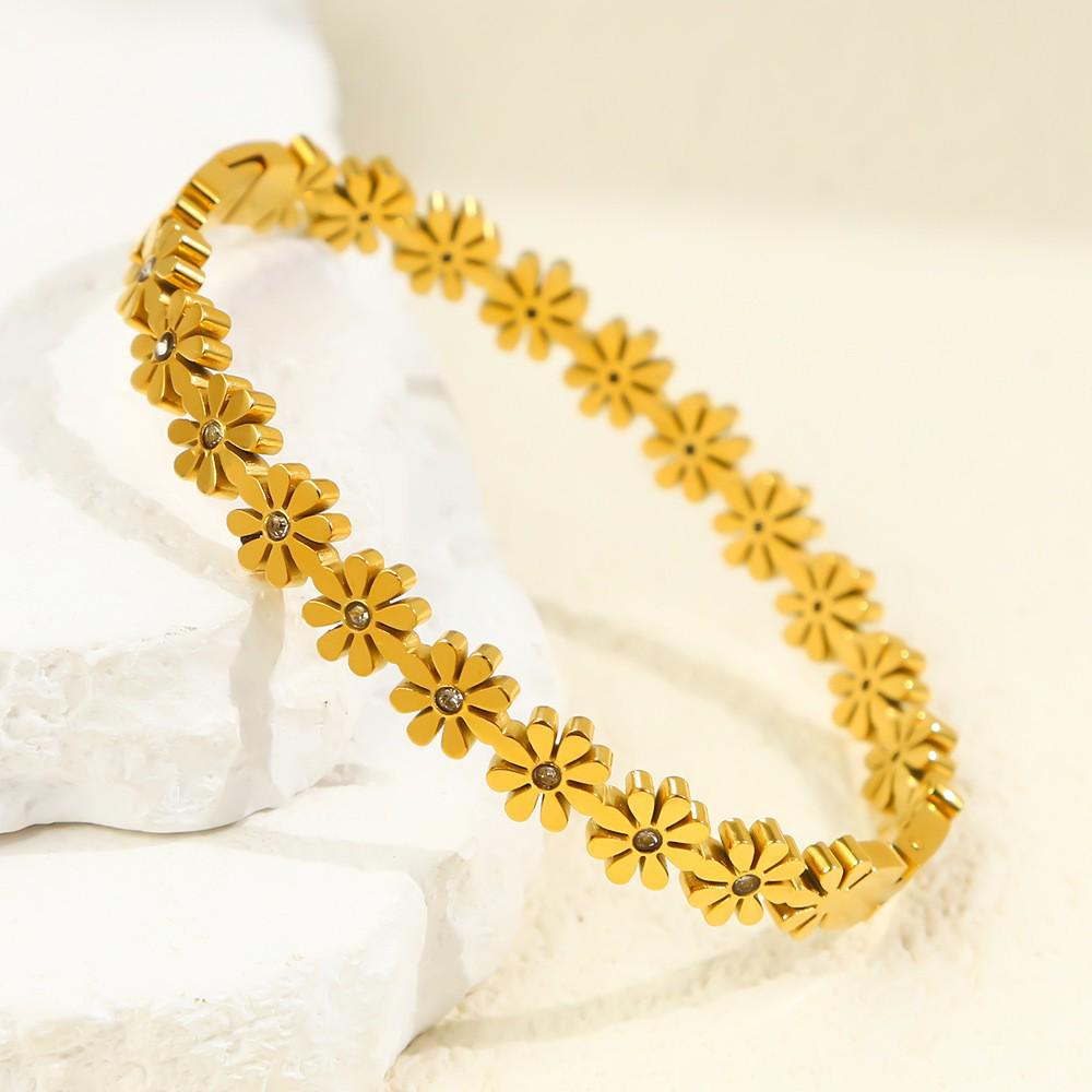 Little Daisy Stainless Steel Women's Bracelet - Summer Niche Design, Luxury Titanium Feel, Simple Elegant Jewelry