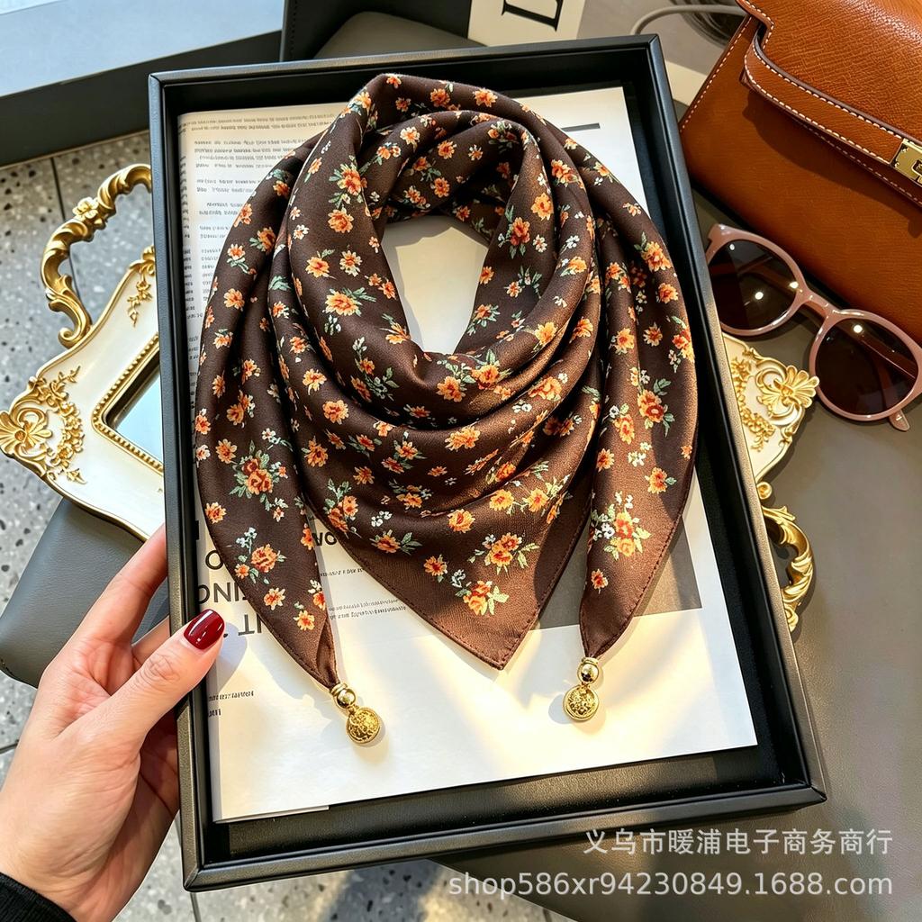 Xiaoxiangfeng new foreign air magnetic buckle scarf high-end triangular scarf versatile neck protection scarf printed windproof square scarf