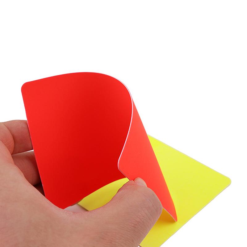 Rote und gelbe Fußballkarten zeichnen Fußballspiele auf. Schiedsrichter-Tool für Fußballspiele