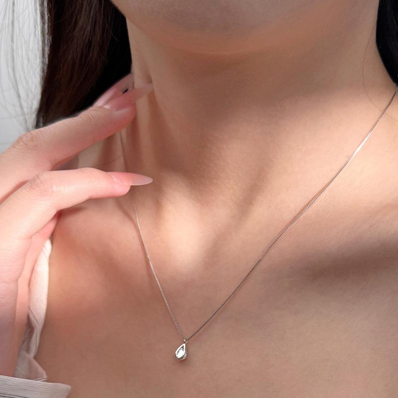 Jemný krystalový náhrdelník ve tvaru slzy - Elegantní přívěsek s diamantovým akcentem pro ženy Dárkové módní doplňky