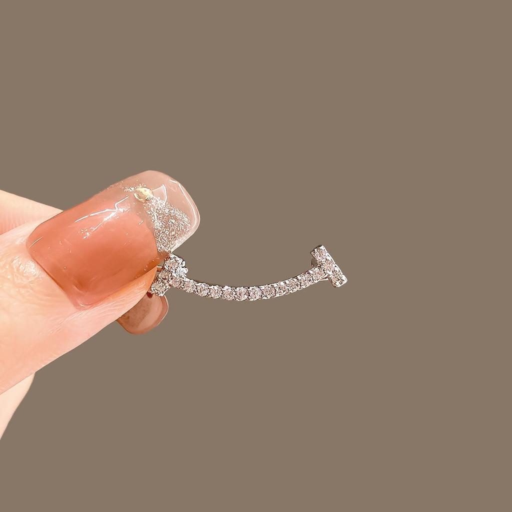 2024 Women's High-Grade Anti-Exposure Brooch: Stylish, Niche Design Clothes Pin.