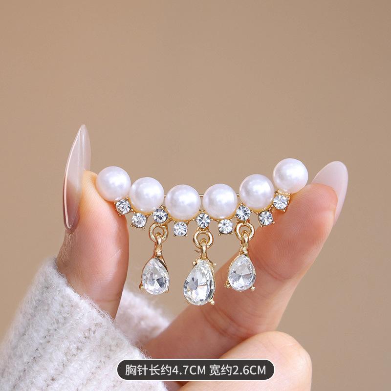 

Брошь с жемчужной бахромой высокого класса, изысканная маленькая брошь-корсет в стиле маленького черного платья, аксессуары с фиксирующей булавкой против света