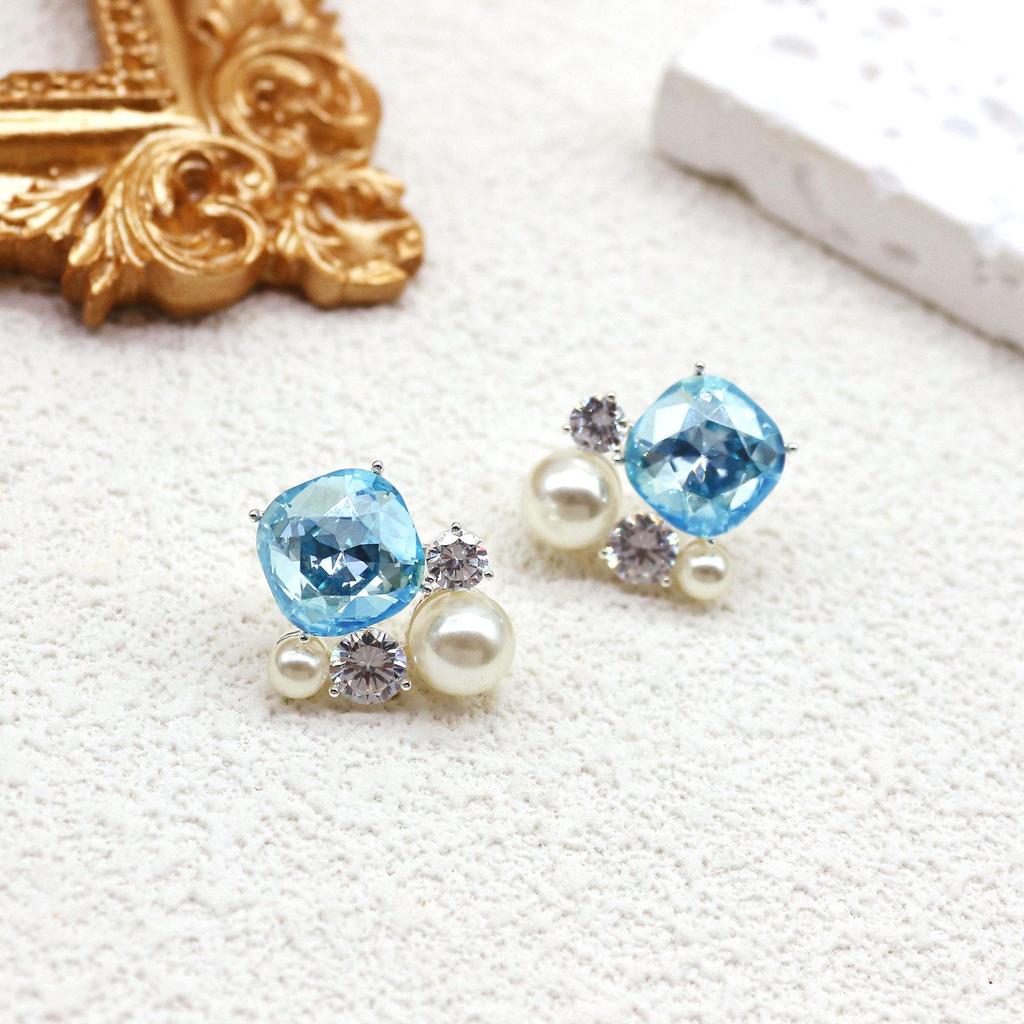 Blue Diamond Pearl Stud Earrings - Elegant, Versatile Rhinestone Accessories for Women.