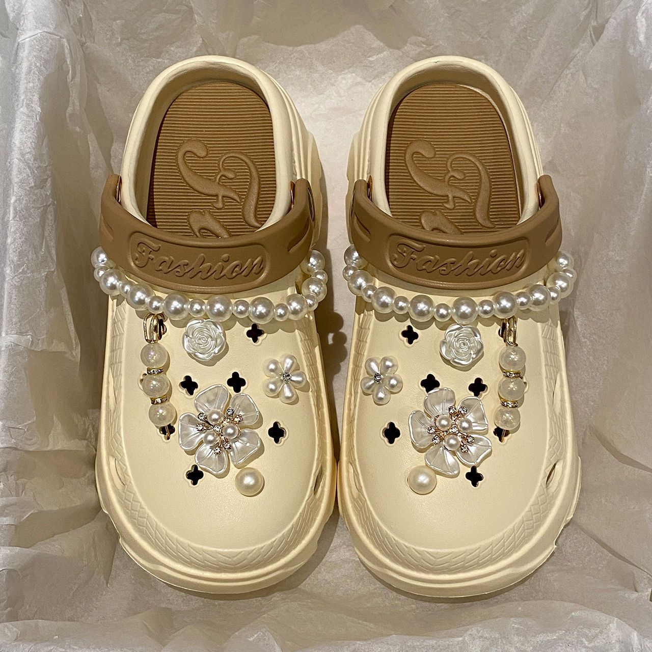 

Модные женские сандалии на толстой платформе с жемчужной цепочкой 2024 года, летние пляжные тапочки с толстой подошвой, женские с цветами, мягкие сабо из ЭВА, садовая обувь 38-39(Foot 24cm) кремовый