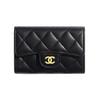 Cartera con solapa y hebilla dorada con ranuras para tarjetas Doble C Logo Piel de cordero acolchada Cartera de mujer Negra AP0214-Y01295-C3906