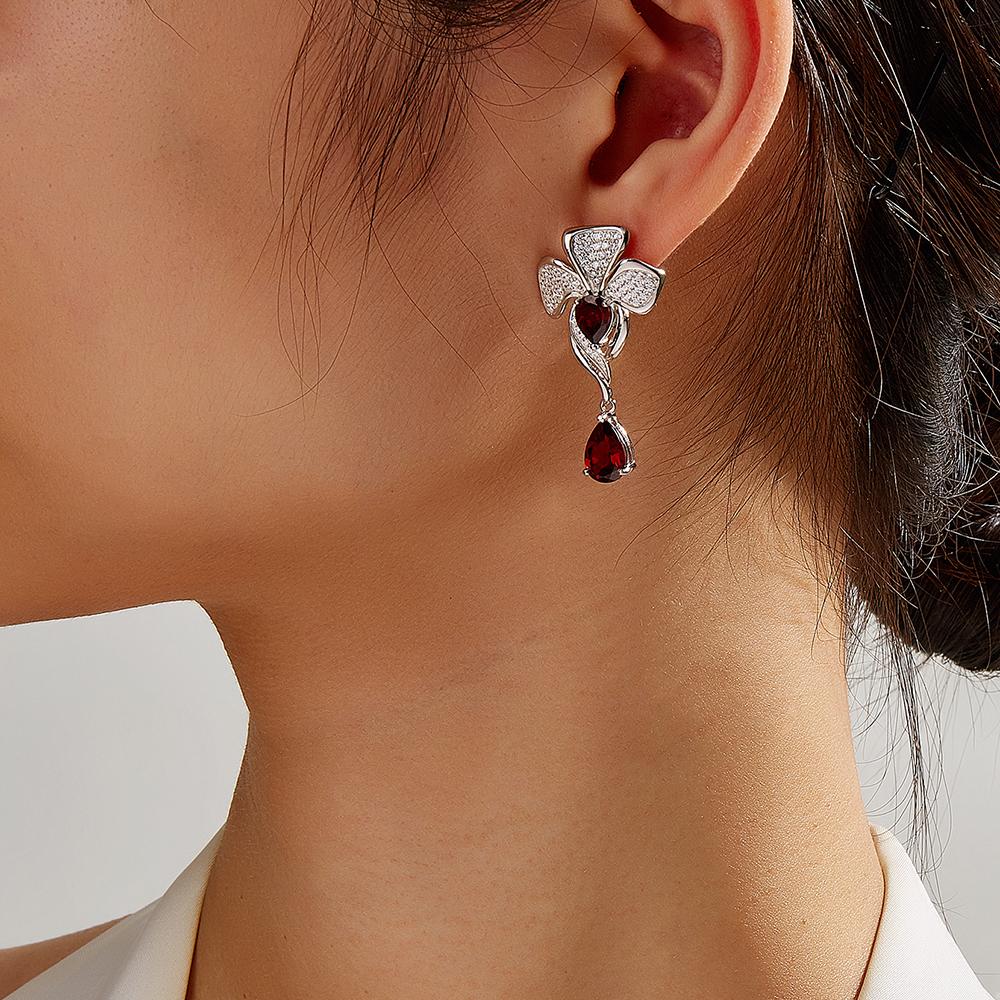 Wunderschönes Blumendesign Natürlicher Granat gepaart mit weißem Zirkon Damen Ring Ohrringe Schmuckset 925 Silber Jubiläumsgeschenk