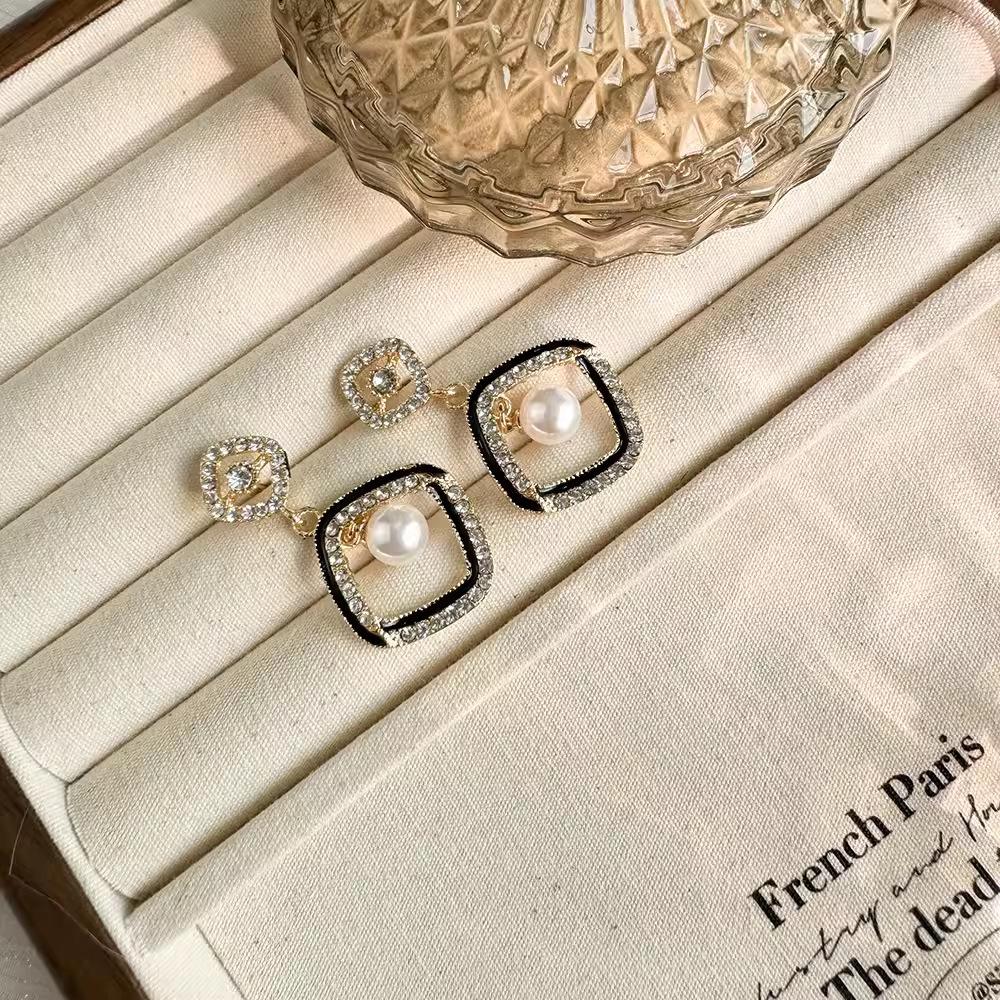 

2024 Fashion Korean Geometric Rhinestones Rhombus Earrings for Women Gold Color Crystal Temperament Pearl Earring Jewelry Gift