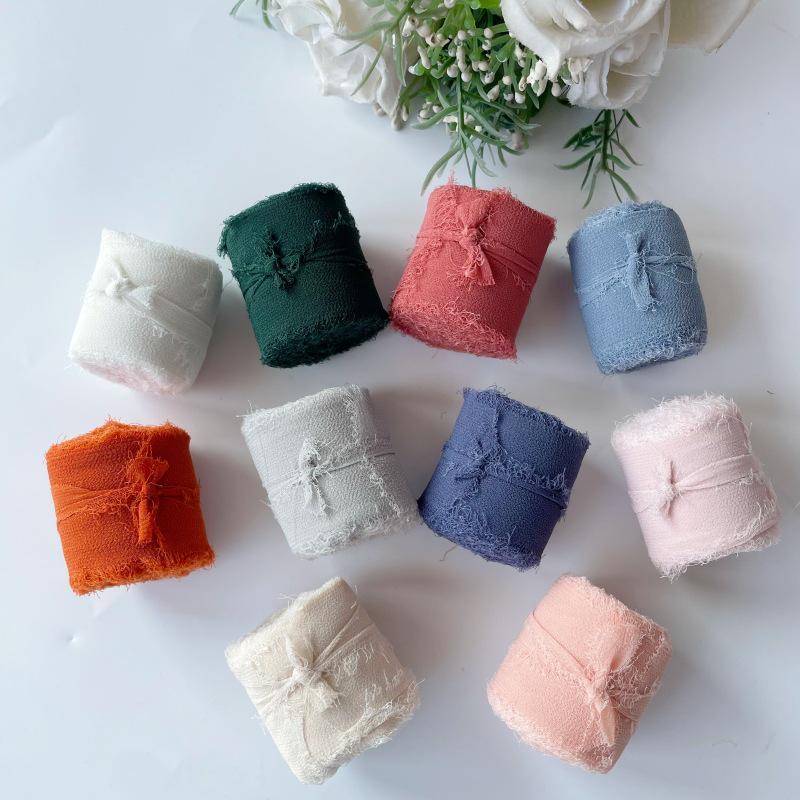 Handgerissenes Chiffonband: Dekorative Girlanden, Haarbänder mit Blumenbindungen und Kuchendekor.