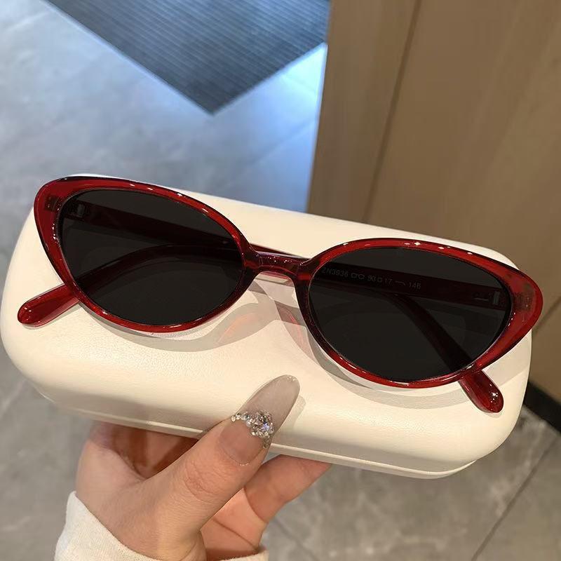 Sophisticated Women's Fashion Cat-eye Myopia Glasses with American Retro Style and Ladylike Look Sunglasses Street Photography