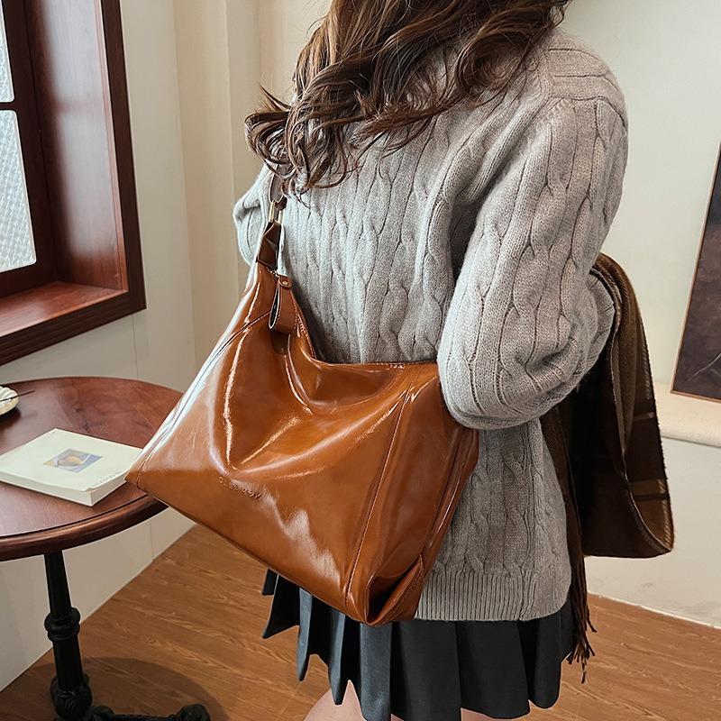 Retro Large-capacity Bag Women's Autumn and Winter New Versatile Casual Shoulder Messenger Bag Commuter Tote Bag