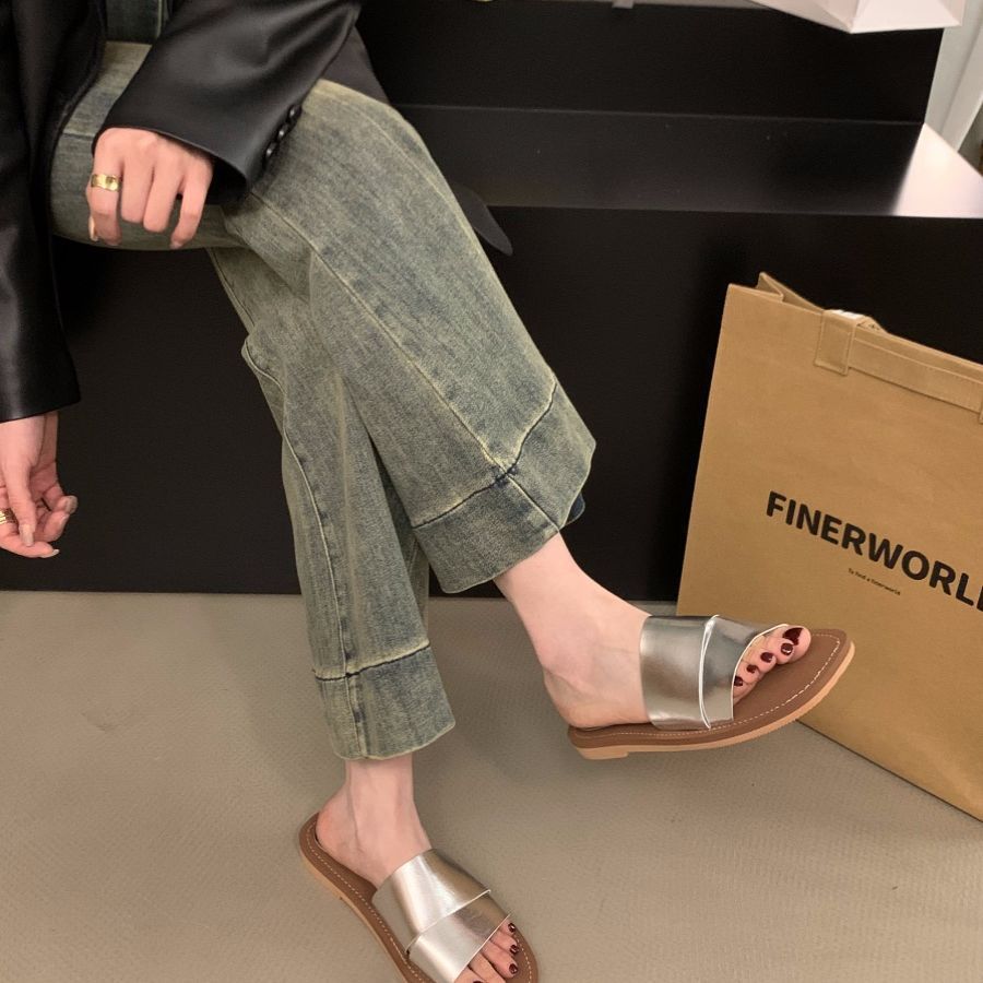 Internet celebrity flat-bottomed French cool slippers women's shoes wear 2025 new summer retro beach seaside Roman sandals