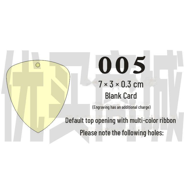 Gravovaná dřevěná karta s přáním s prázdnou visačkou a závěsnou cedulkou