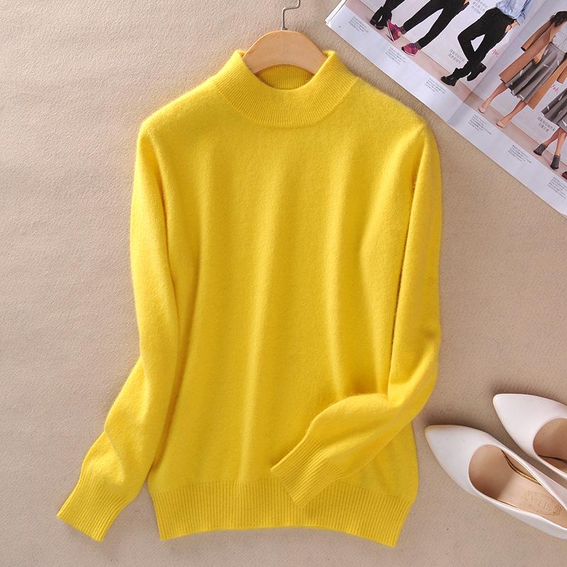 Stylowy sweter z dzianiny, dopasowany krój, wysoki dekolt, długi rękaw, krótki fason, kolekcja jesienna dla kobiet