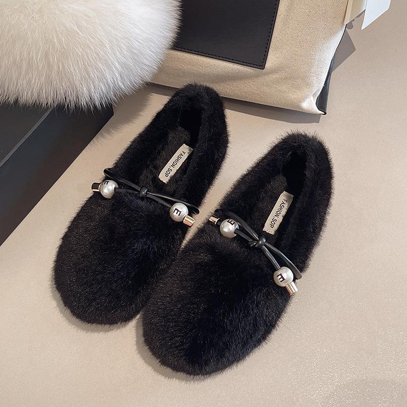 Women wearing Mao Mao shoes outside 2025 autumn and winter new late evening wind pedal warm soft-soled Doudou shoes women's flat cotton shoes