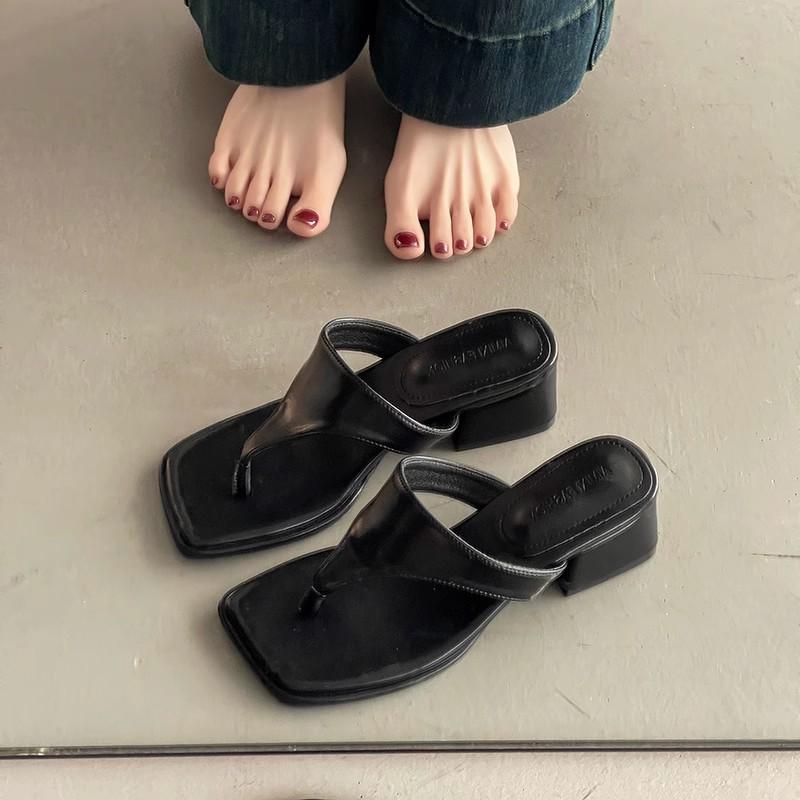 Fashion Korean version of thick-heeled flip-flops spring and summer new square head beach vacation women's toe sandals trendy