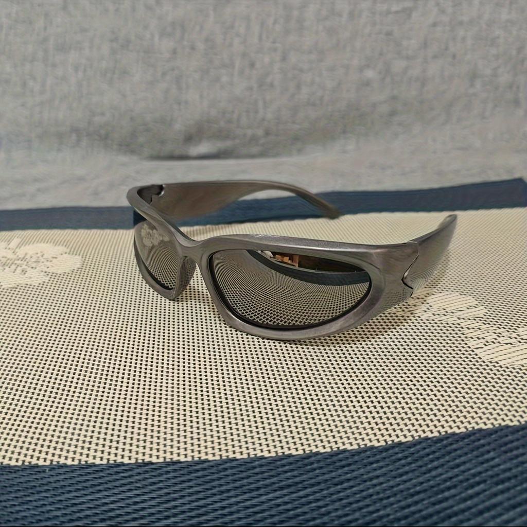 Vintage style Y2K eyes suitable for both casual and formal occasions suitable for both men and women