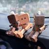 Wackelnder Holzmann Figur Auto Dekoration Kleine Ornamente Beinschwingender Roboter Figur Niedlicher Holzmann Auto Gute Kreative Geschenke