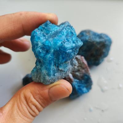 Naturstein Blauer Apatit Rohmineralien Kristallsteine Kristalle Gestein Heilung Reiki Heimdekoration Spirituelle Produkte Meditation
