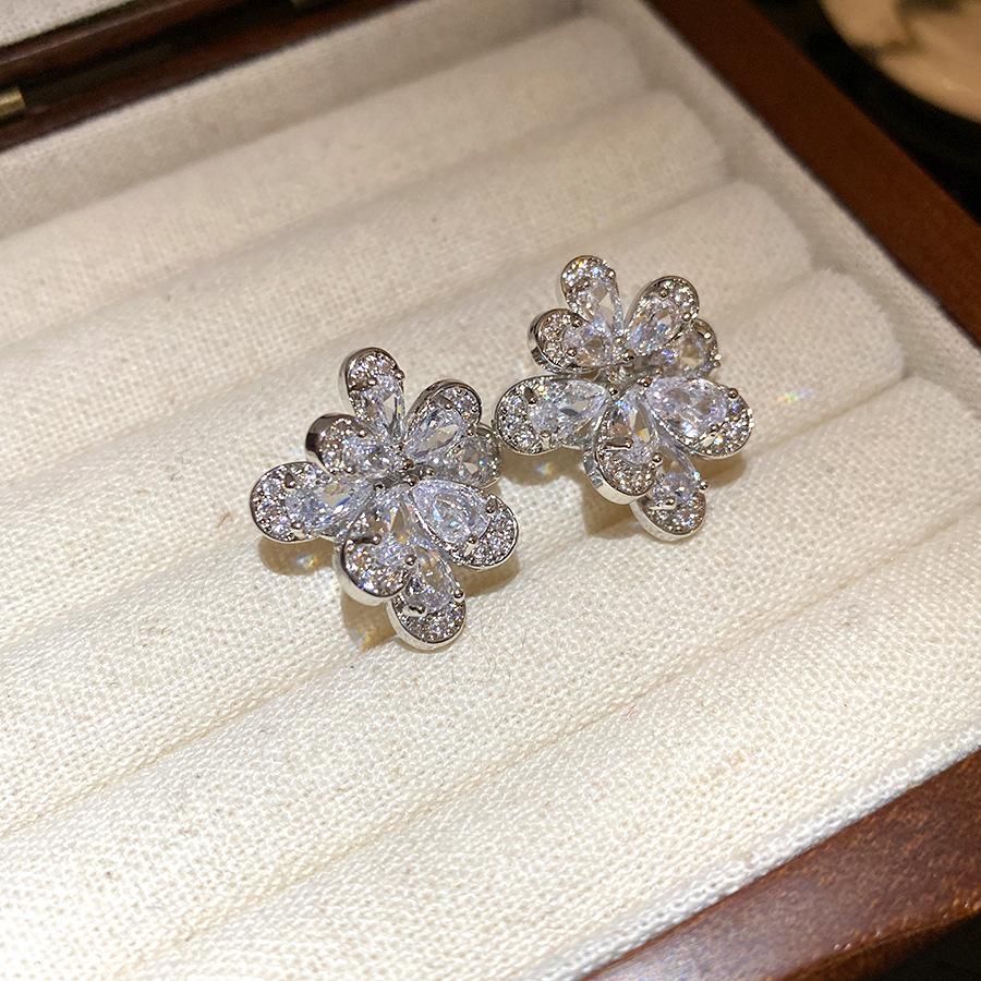 Zircon water drop flower without ear piercings, earbone clip, fashionable and sweet temperament earclip earrings, light luxury and high-end earrings