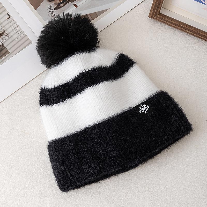 New Style Snow Label Beanie Hat Color Blocked Style Plush Fur Lined Pompoms Warm Winter Hat Fashion Y2k Beanie For Woman Girl