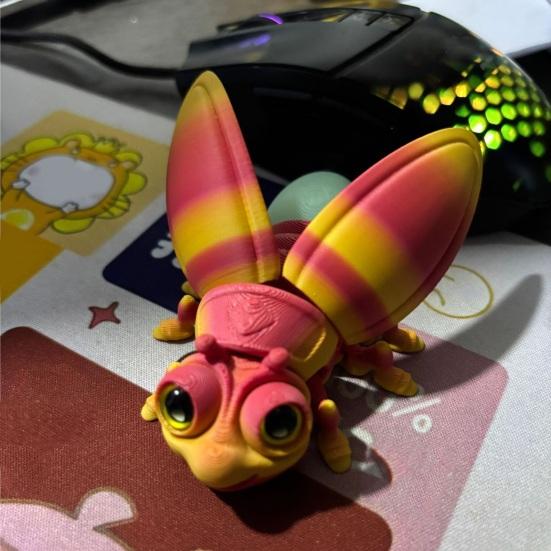 3D Printed Firefly Ornament Cute Magnetic Firefly Figurine with Glow-in-the-dark Tail Colorful Firefly Refrigerator Magnet for Home Decor Fun Gift