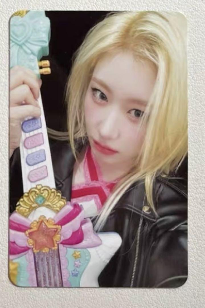 

[USED] ITZY GOLD MAKESTAR 4.0 Bonus Trading Card Chaeryeong