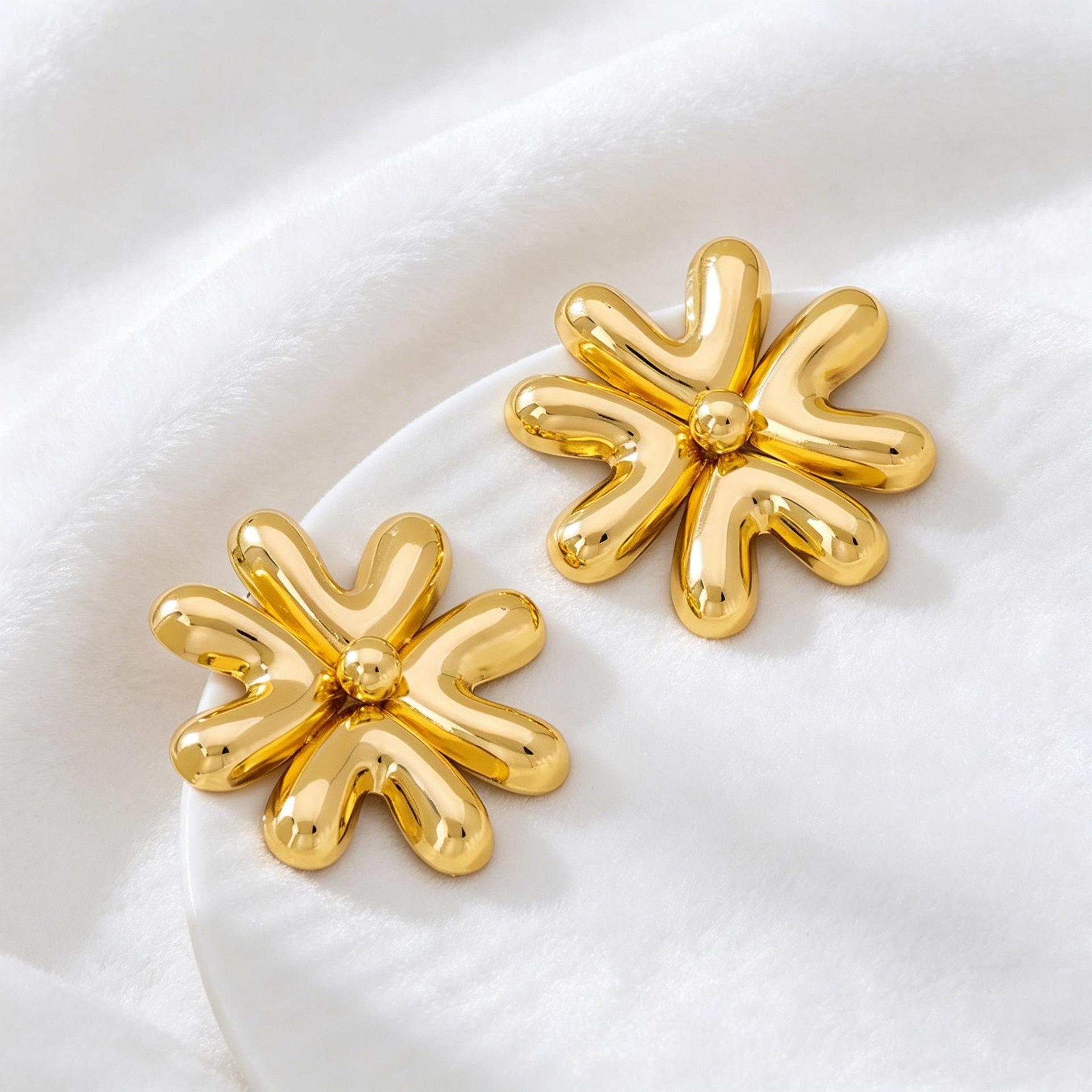European and American Simple and Elegant Retro Love Four-petal Flower Stud Earrings золотисто-желтый