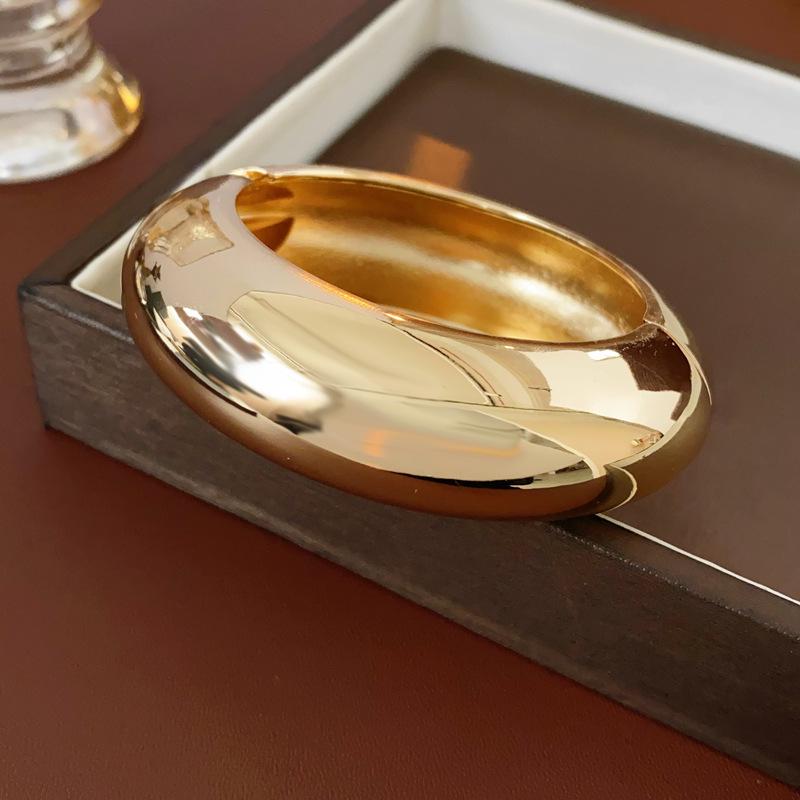 European & American Pleated Metal Bangle: Elegant Cold-Style Bracelet with High-End Luxury Design