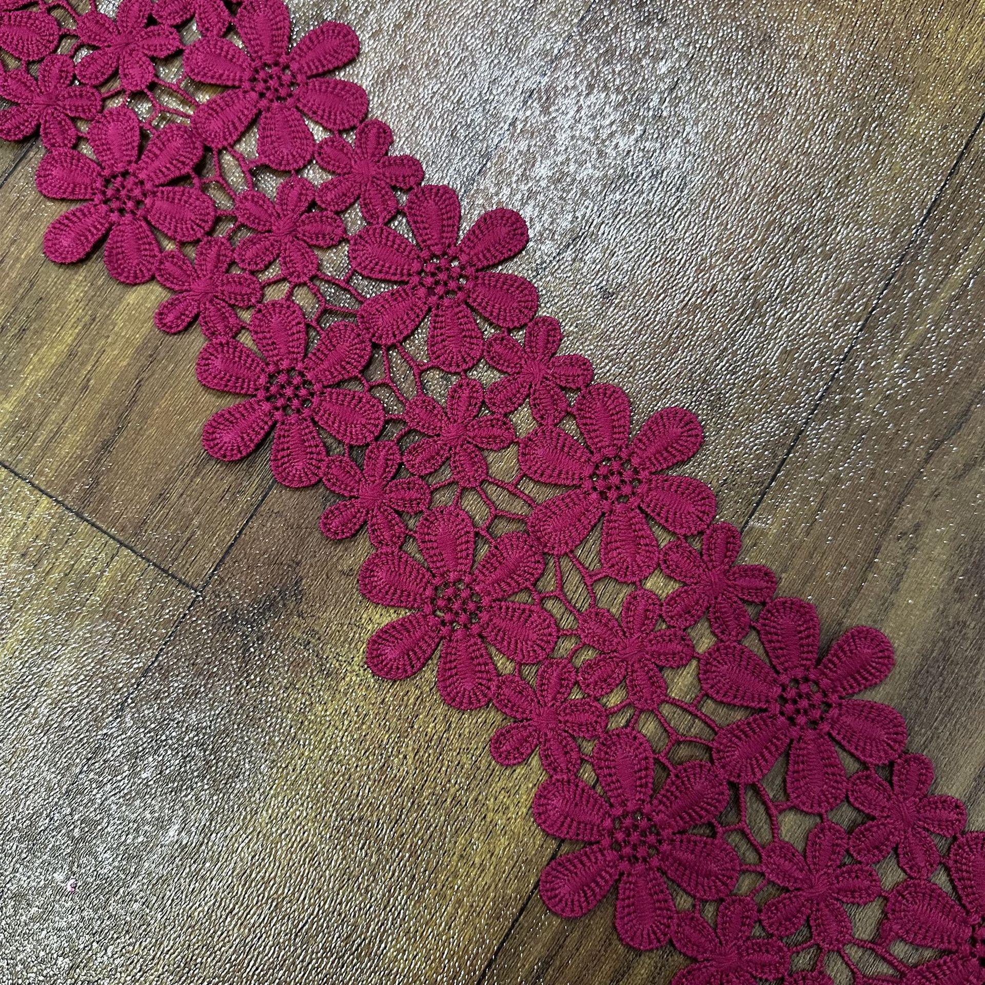 

Юбка свадебная из разноцветного двухрядного кружева цвета сливы с полосками молочного шелка розы красного