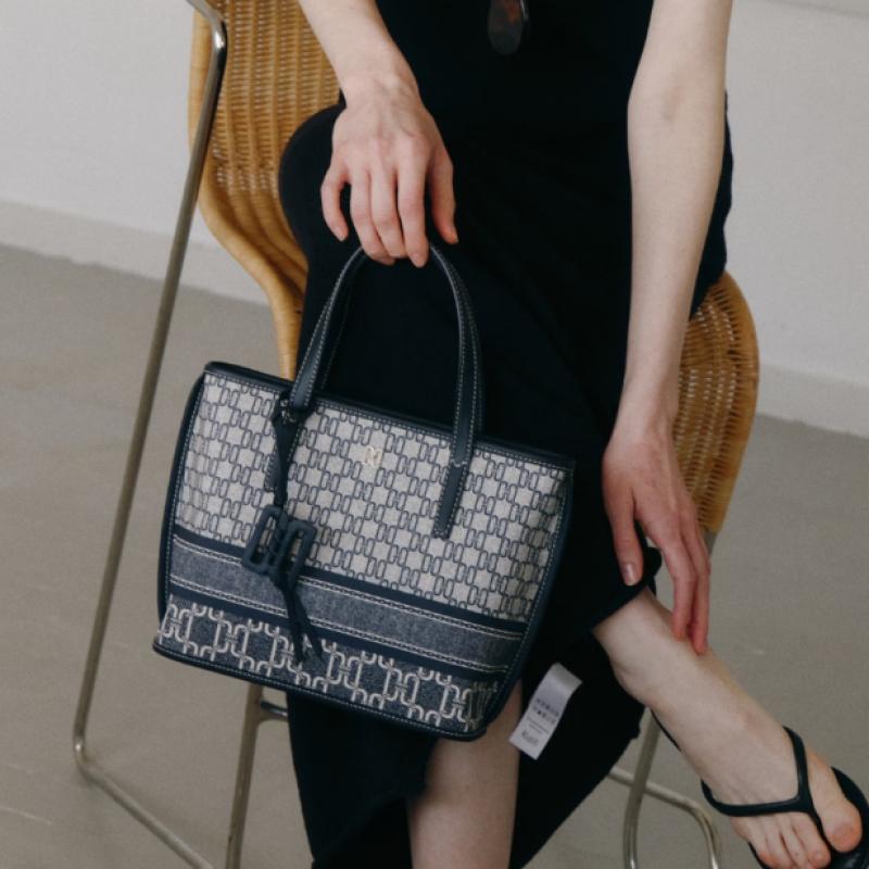 Daks Navy Dd Logo Leather Tote Bag Dcba6e801n2