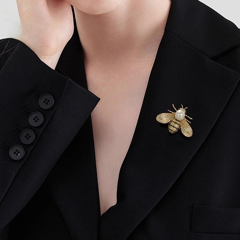 Retro Pearl Bee Brooch, High-end Feminine Charm, Full Diamond Insect Brooch Design Sense, Niche Brooch